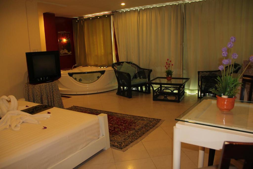 Chanisara Guest House Kata Beach  Room photo